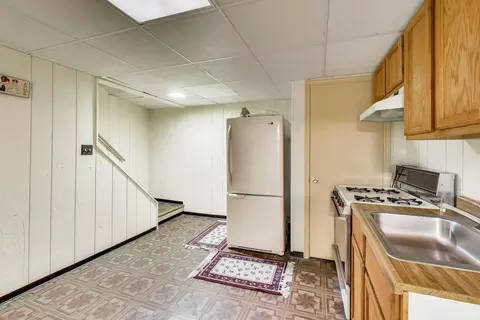 Kitchen - 1021 Warwick Cir S, Hoffman Estates, IL 60169 photo 6 of 6