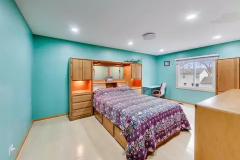 Bedroom - 1021 Warwick Cir S, Hoffman Estates, IL 60169 photo 3 of 11