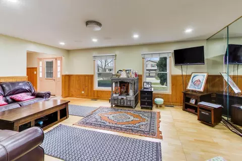Living - 1021 Warwick Cir S, Hoffman Estates, IL 60169 photo 2 of 3