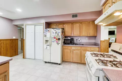 Kitchen - 1021 Warwick Cir S, Hoffman Estates, IL 60169 photo 2 of 6