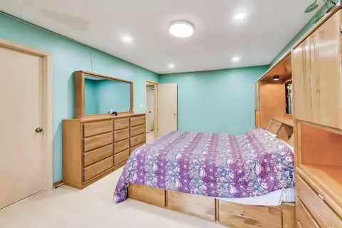 Bedroom - 1021 Warwick Cir S, Hoffman Estates, IL 60169 photo 5 of 11