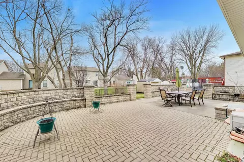 Exterior - 1021 Warwick Cir S, Hoffman Estates, IL 60169 photo 6 of 10