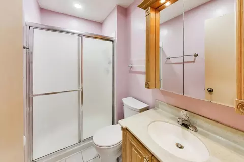 Bath - 1021 Warwick Cir S, Hoffman Estates, IL 60169 photo 3 of 6