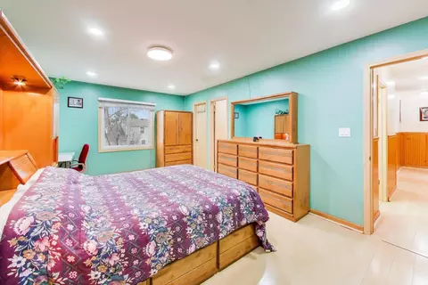 Bedroom - 1021 Warwick Cir S, Hoffman Estates, IL 60169 photo 4 of 11