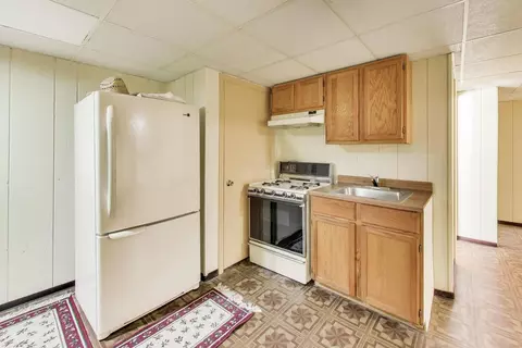 Kitchen - 1021 Warwick Cir S, Hoffman Estates, IL 60169 photo 5 of 6