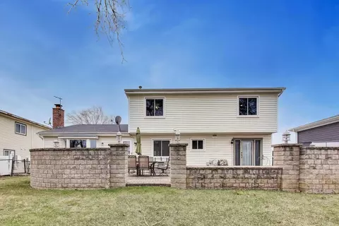 Exterior - 1021 Warwick Cir S, Hoffman Estates, IL 60169 photo 4 of 10