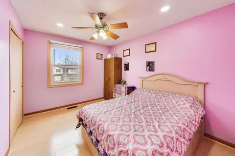 Bedroom - 1021 Warwick Cir S, Hoffman Estates, IL 60169 photo 6 of 11
