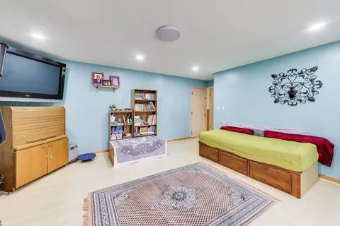 Bedroom - 1021 Warwick Cir S, Hoffman Estates, IL 60169 photo 2 of 11