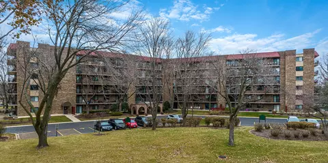 35 S Baybrook Dr #610, Palatine, IL 60074