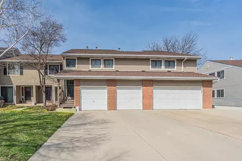 924 Hidden Lake Dr #924, Buffalo Grove, IL 60089