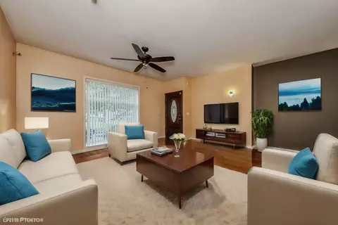 Living - 4453 S Berkeley Ave #1, Chicago, IL 60653 photo 1 of 3