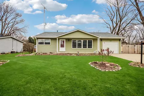1618 Pine Trl, Sycamore, IL 60178