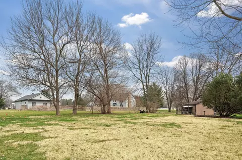 Exterior - 5 N584 Dunham Trails Rd, Wayne, IL 60184 photo 8 of 10