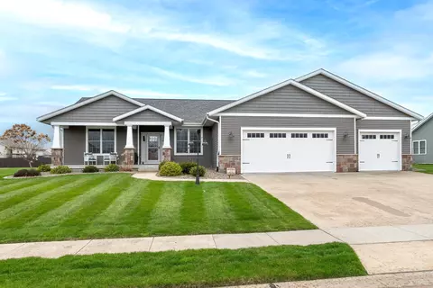 Exterior - 339 Hillside Dr, Eldridge, IA 52748 photo 2 of 7