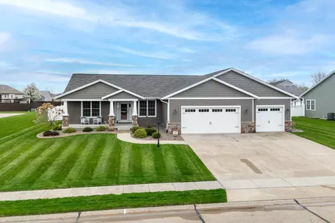 339 Hillside Dr, Eldridge, IA 52748
