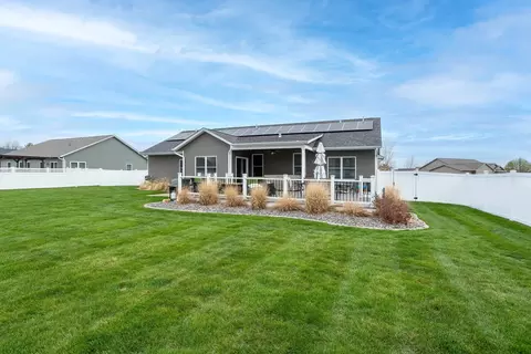 Exterior - 339 Hillside Dr, Eldridge, IA 52748 photo 6 of 7