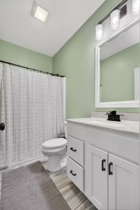 Bath - 339 Hillside Dr, Eldridge, IA 52748 photo 4 of 5