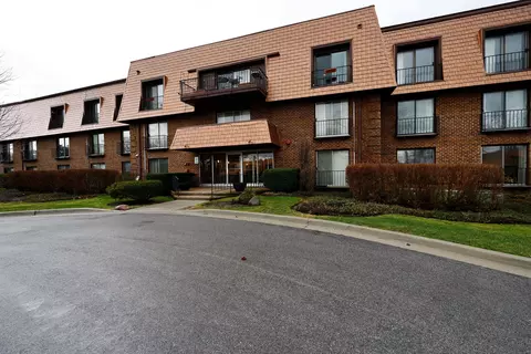 3950 Dundee Rd #302, Northbrook, IL 60062