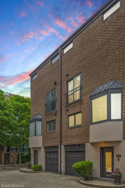 1318 N Sutton Pl, Chicago, IL 60610