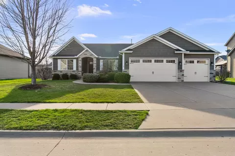 5838 Vanderginst Ct, Bettendorf, IA 52722