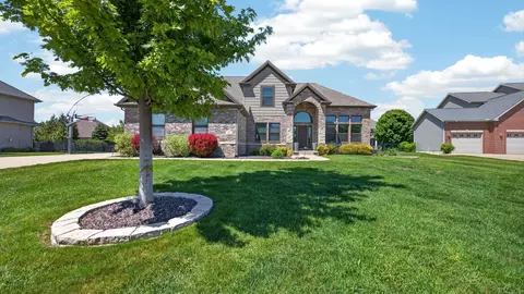 8 Flint Ct, Bloomington, IL 61705