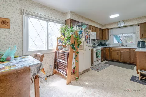 Kitchen - 1009 Hampton Ct, Mchenry, IL 60050 photo 2 of 2