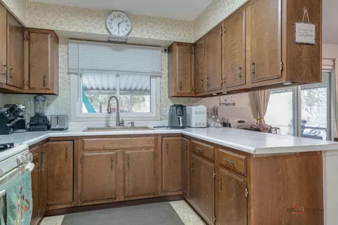 Kitchen - 1009 Hampton Ct, Mchenry, IL 60050 photo 1 of 2