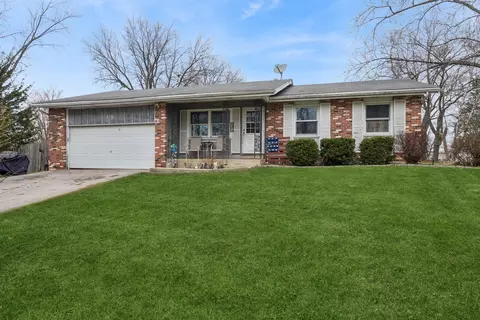 18 Mckinley St, Lake In The Hills, IL 60156