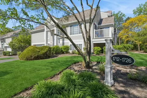 1720 Sienna Ct, Wheeling, IL 60090