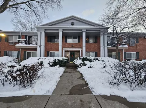 603 E Falcon Dr #104A, Arlington Heights, IL 60005