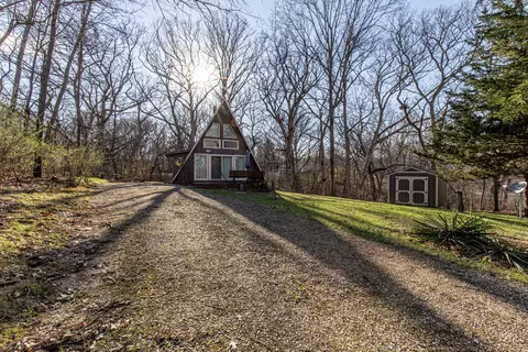 110 Indian Hills Dr, Putnam, IL 61560