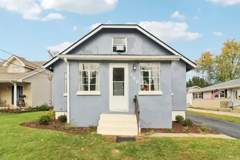 796 Parkway Ave, Elgin, IL 60120