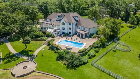 10 Old Hart Rd, Barrington Hills, IL 60010