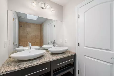 Bath - 3202 Dell Pl, Glenview, IL 60025 photo 4 of 7