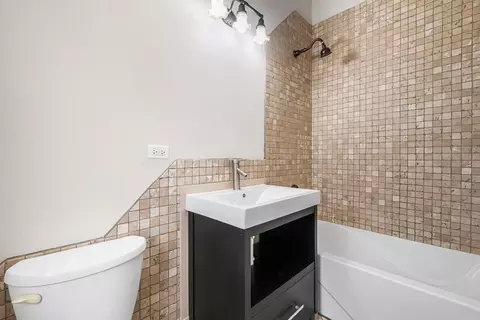 Bath - 3202 Dell Pl, Glenview, IL 60025 photo 6 of 7