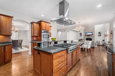 Kitchen - 3202 Dell Pl, Glenview, IL 60025 photo 3 of 4