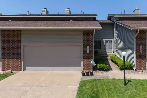4554 Bunker Hill Dr, Bettendorf, IA 52722