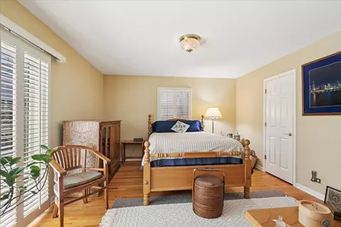Bedroom - 209 E Washington Ave, Lake Bluff, IL 60044 photo 1 of 5