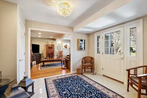Entry Way - 209 E Washington Ave, Lake Bluff, IL 60044 photo 1 of 2