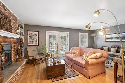 Living - 209 E Washington Ave, Lake Bluff, IL 60044 photo 3 of 3