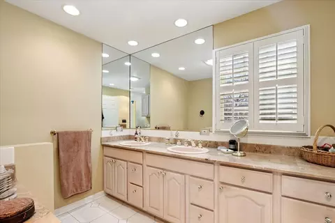 Bath - 209 E Washington Ave, Lake Bluff, IL 60044 photo 1 of 2