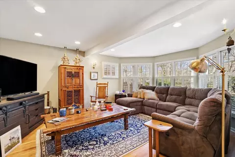 Living - 209 E Washington Ave, Lake Bluff, IL 60044 photo 1 of 3