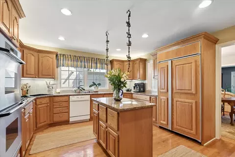 Kitchen - 209 E Washington Ave, Lake Bluff, IL 60044 photo 2 of 4