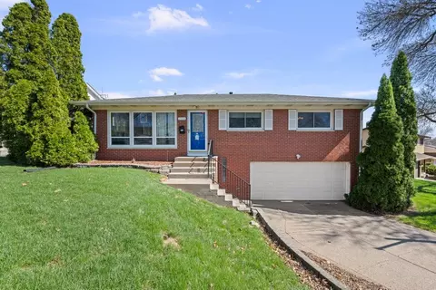 1325 Hillside Dr, Bettendorf, IA 52722