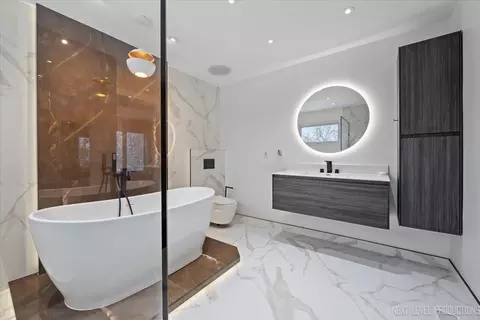 Bath - 970 Waterside Ct, Aurora, IL 60502 photo 6 of 7