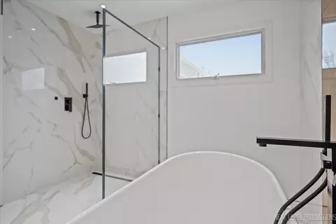 Bath - 970 Waterside Ct, Aurora, IL 60502 photo 7 of 7