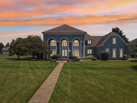 6605 Oakwood Manor Dr, Crystal Lake, IL 60012