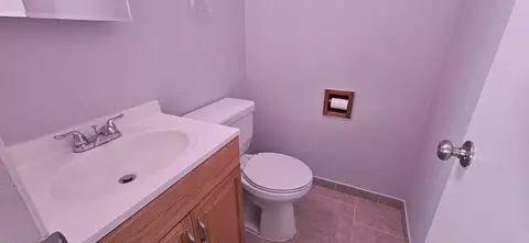 Bath - 9449 Dee Rd, Des Plaines, IL 60016 photo 3 of 3