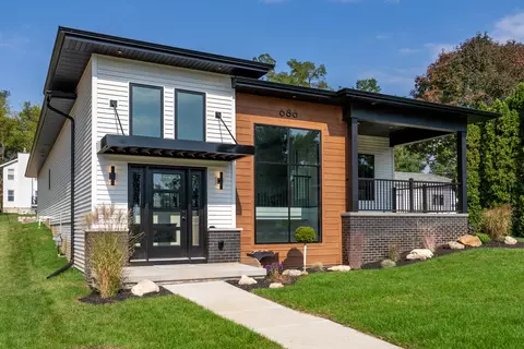 686 Jones Ct, Bettendorf, IA 52722