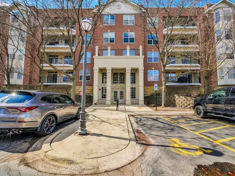 3135 Town Square Dr #104, Rolling Meadows, IL 60008